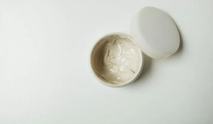 矿物油护肤示意图：Mineral Oil封闭保湿与痘肌适用性