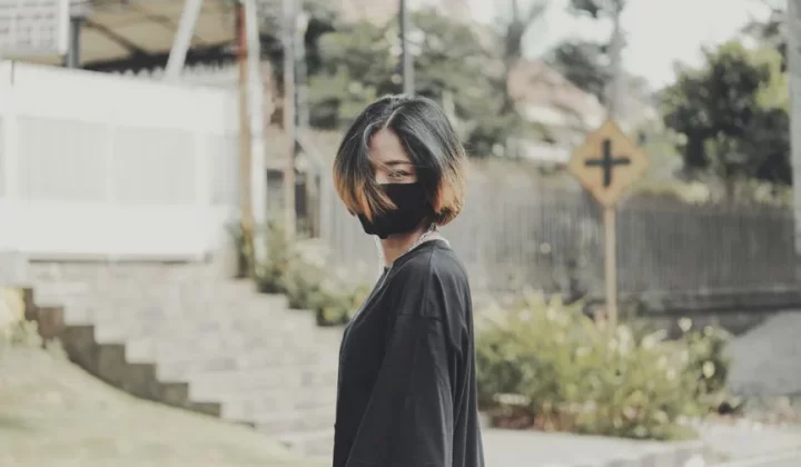 口罩痘护理示意图：闷痘原因和底妆减负