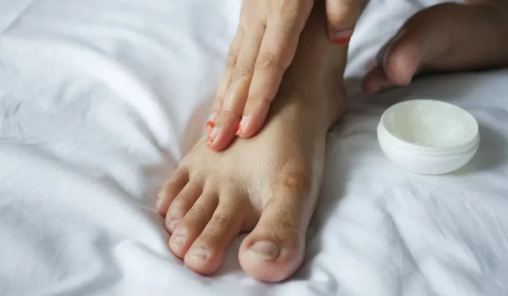 矿物油矿脂使用示意图：正确用法与堵毛孔风险
