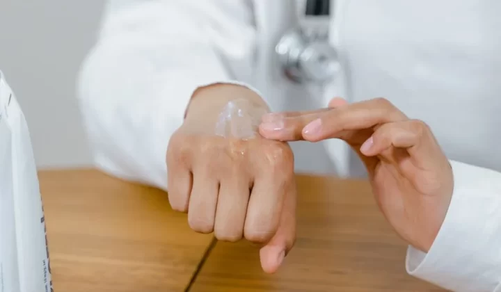 矿物油矿脂护理示意图：精制纯度与干皮修护