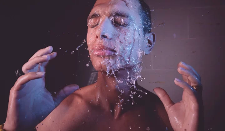 硬水刺激长痘：清水洁面缓解