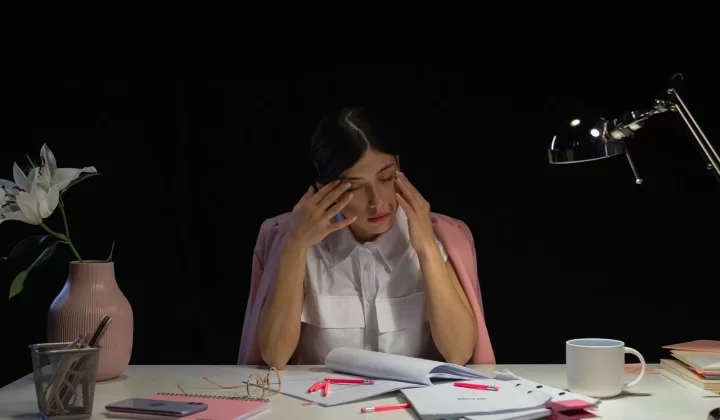 成人痘反复：上班族压力睡眠