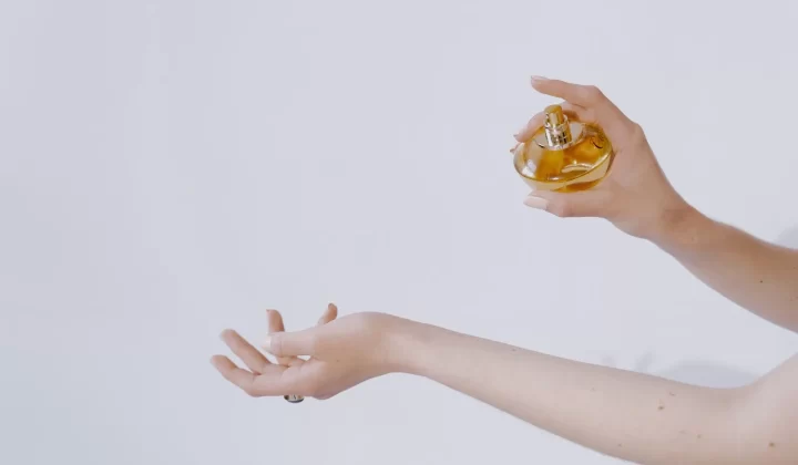 香水喷洒位置留香层次