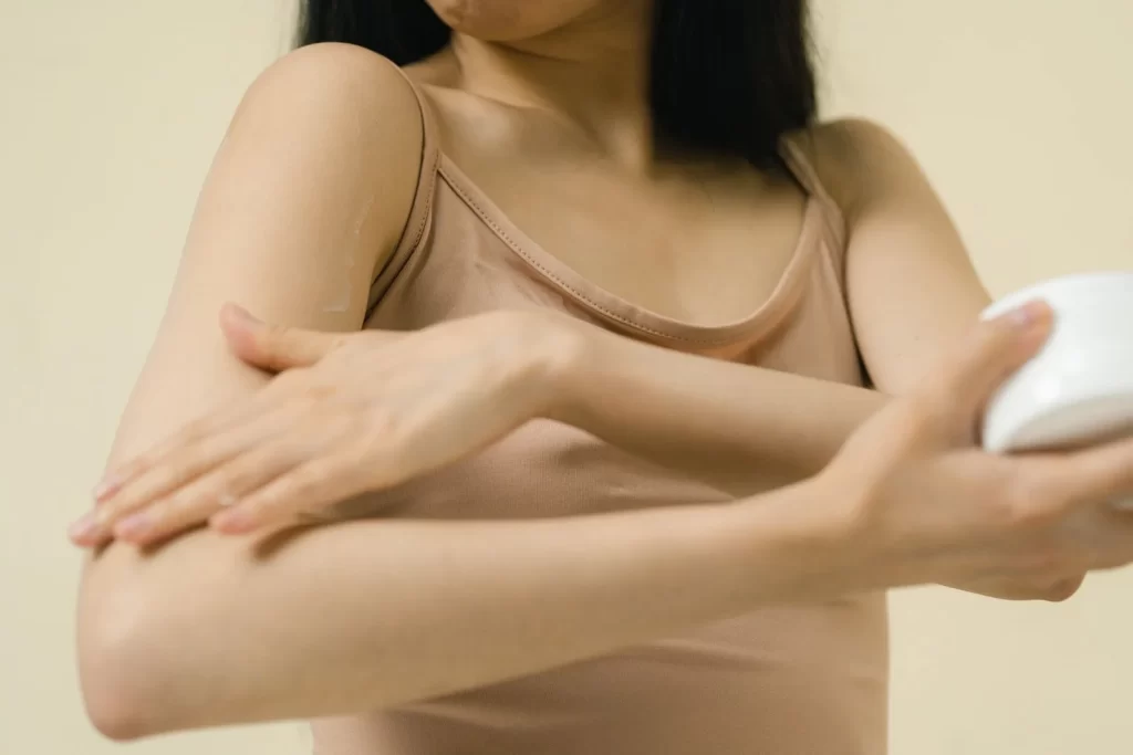 女性在手臂上涂抹保湿霜