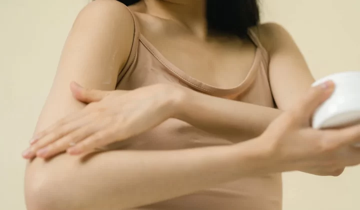 女性在手臂上涂抹保湿霜