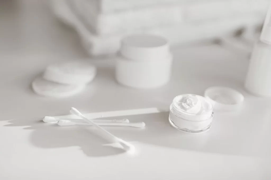 简约风格护肤品特写,柔焦背景
