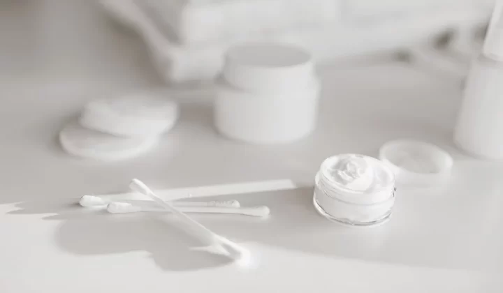 简约风格护肤品特写,柔焦背景