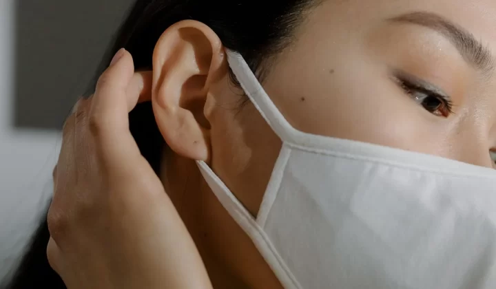 女性调整口罩特写