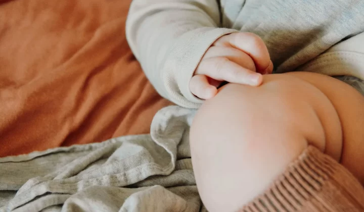 婴儿手部搭在腿上特写