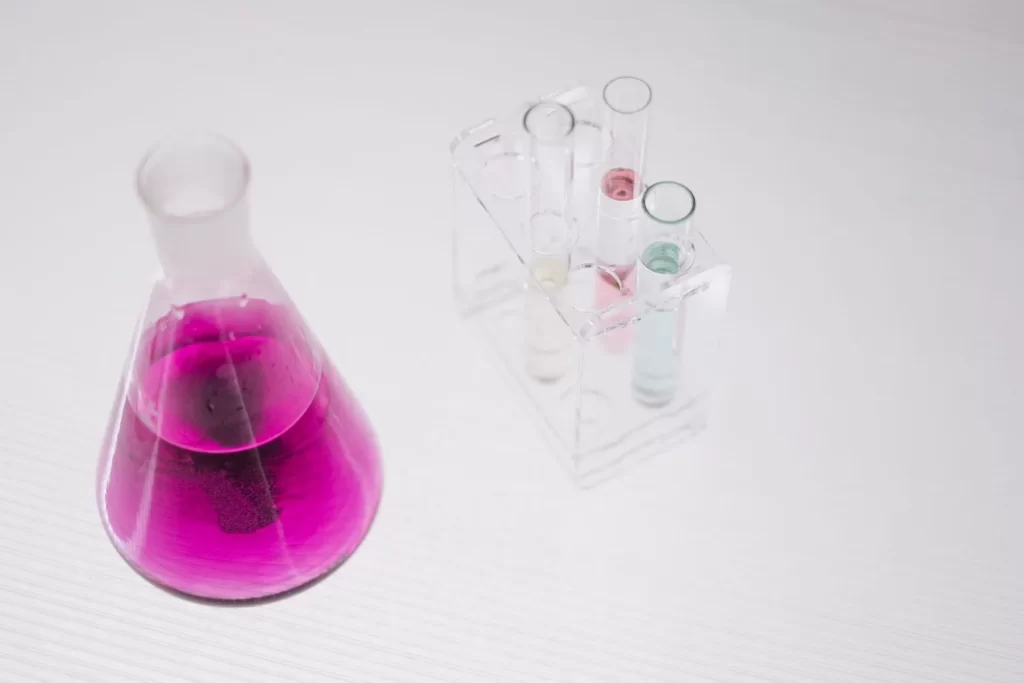 实验室中彩色液体化学装置特写
