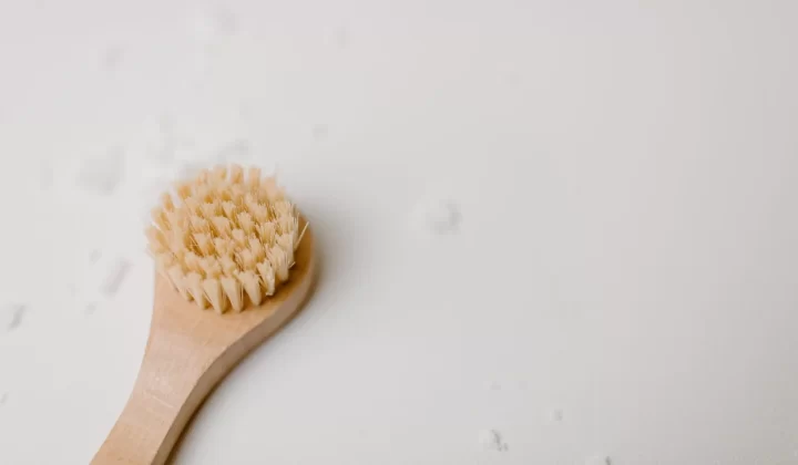 简约设计的木质浴刷特写