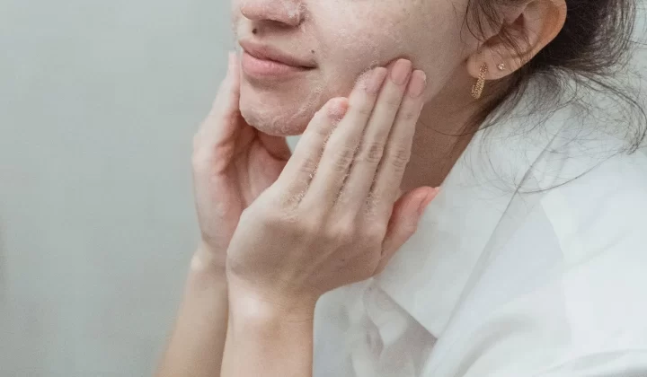 女性室内涂抹洁面乳护肤