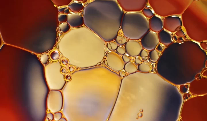 彩色油水交融形成的抽象图案特写