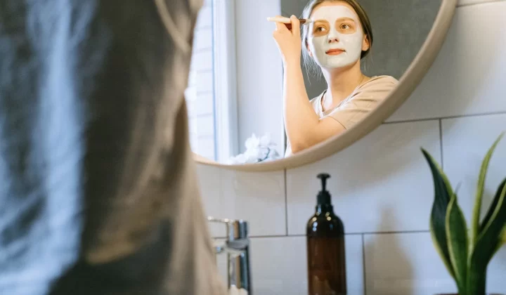 女性用刷子涂抹泥膜护肤