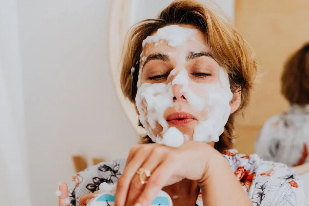 女性涂抹泡沫洁面乳,享受自我护理