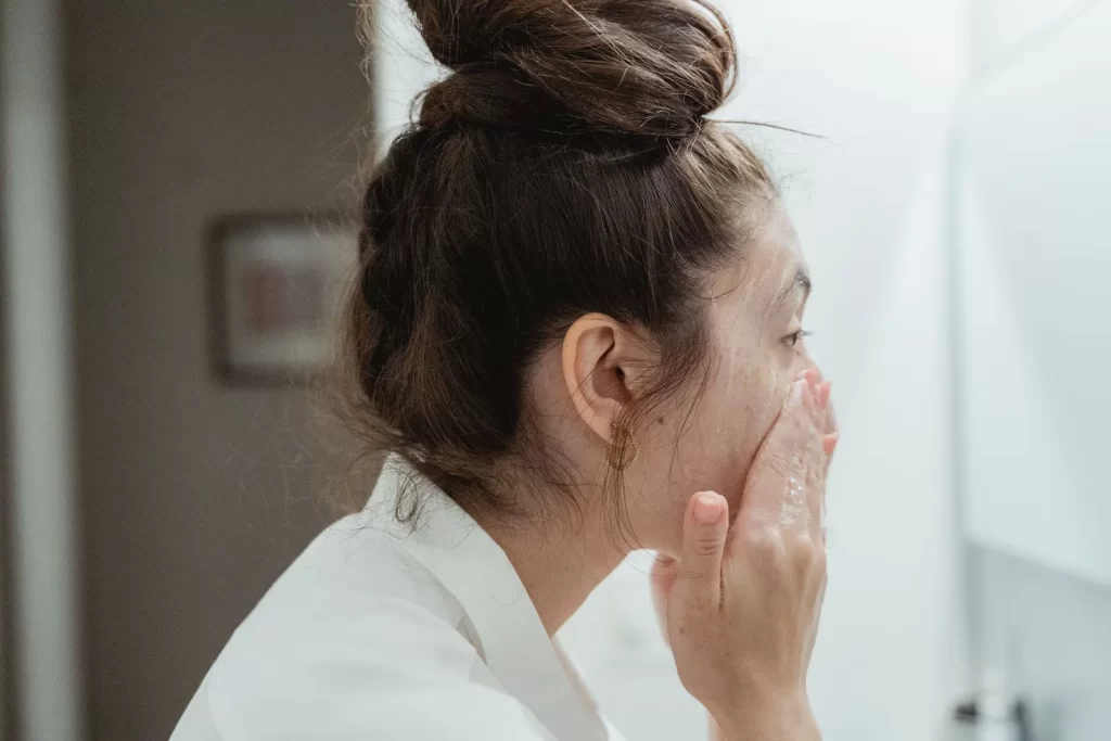 年轻女性在浴室清洗面部