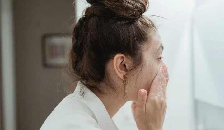 年轻女性在浴室清洗面部