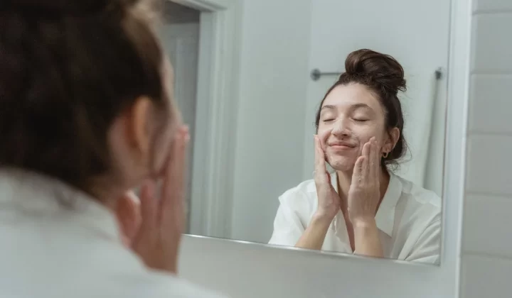 女性对镜涂抹洁面皂