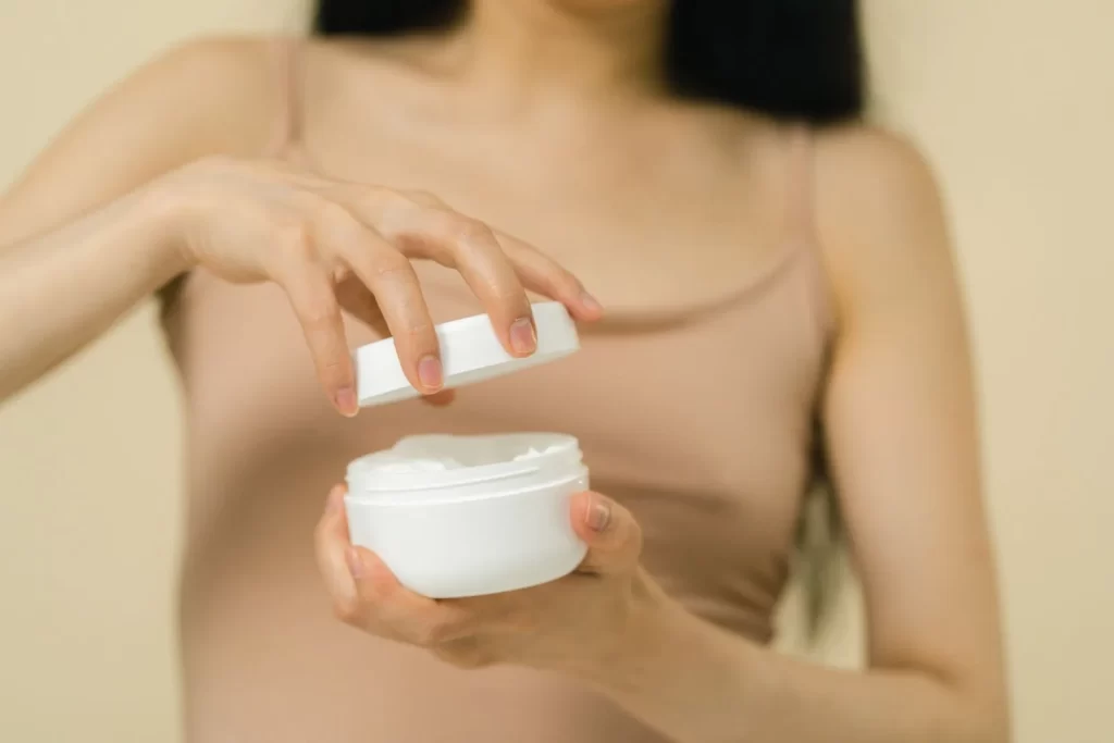女性双手打开面霜罐特写