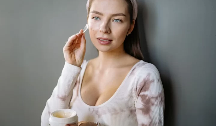 女性戴发箍涂抹护肤霜特写