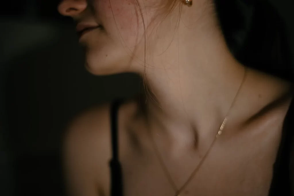 女性颈部特写,佩戴精致项链