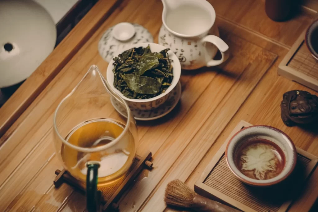 木桌上摆放的传统茶壶和茶叶
