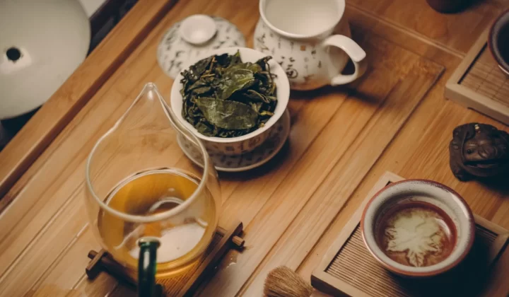 木桌上摆放的传统茶壶和茶叶