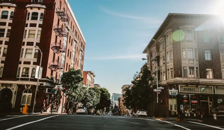 阳光明媚的城市老建筑街道