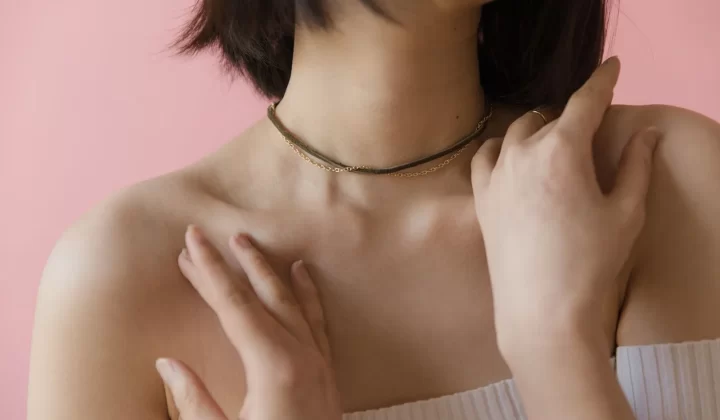 女性颈部佩戴choker项链特写