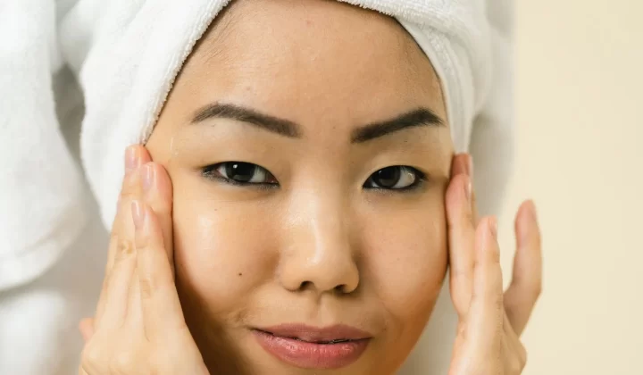 女性头裹毛巾,宁静spa氛围肖像