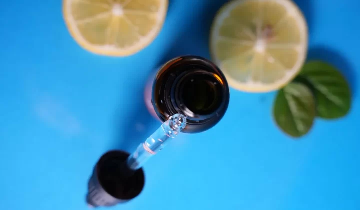 滴管瓶搭配柠檬片,蓝色背景