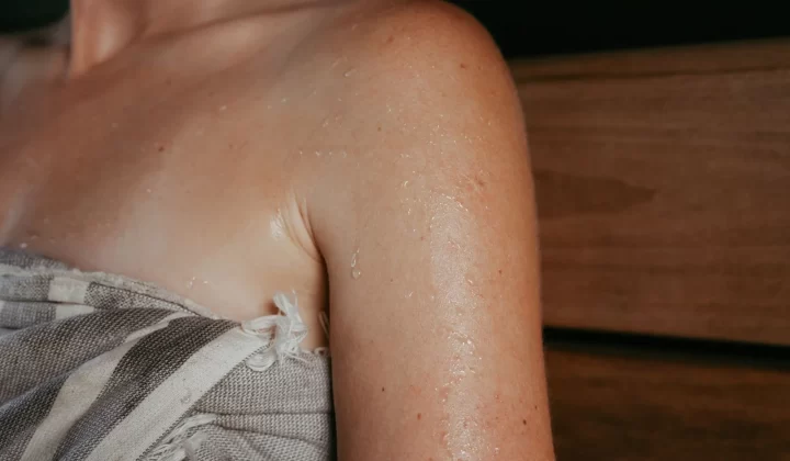 女性在桑拿房内汗水特写,展现放松