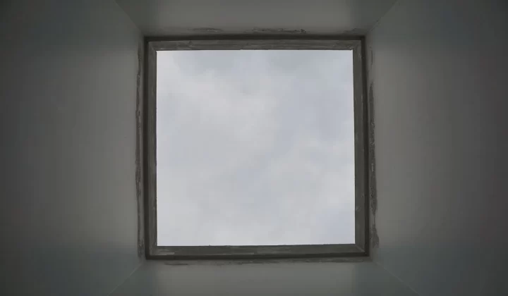 天窗望向阴天天空,极简风格