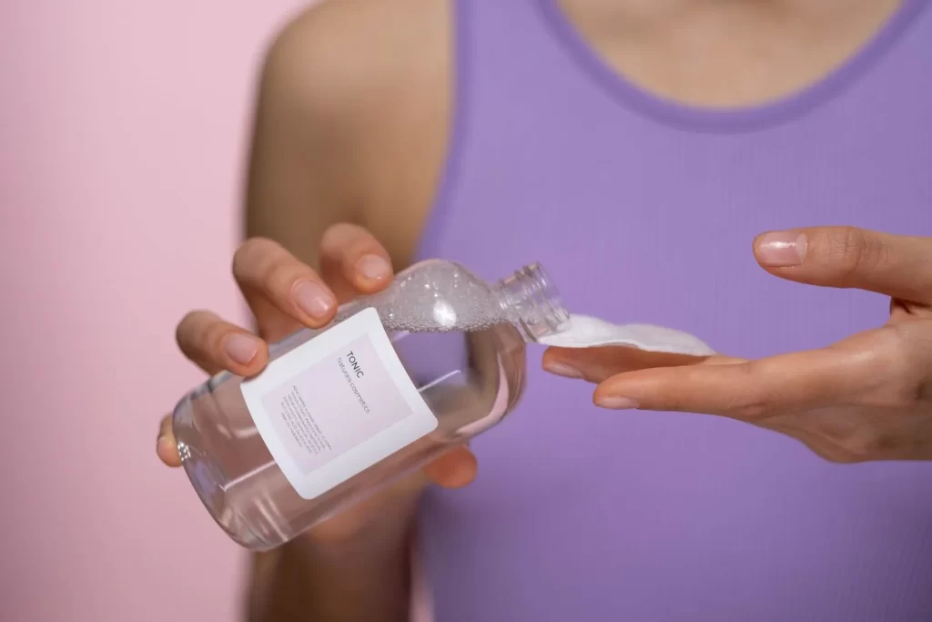 女性用化妆棉涂抹爽肤水特写