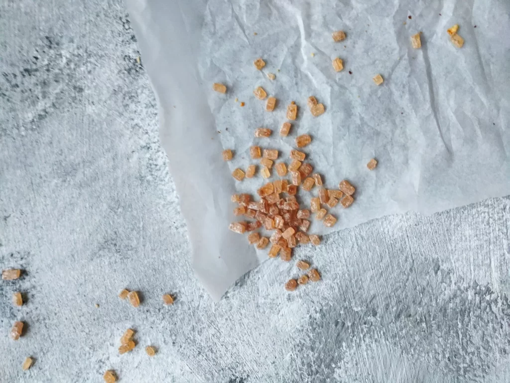 粗糖粒撒在牛皮纸上特写