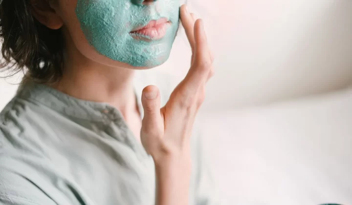女性在室内敷面膜进行护肤