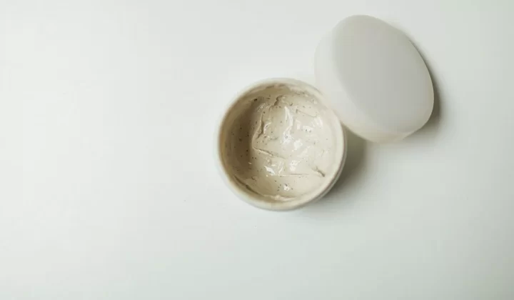 打开的面霜罐子特写