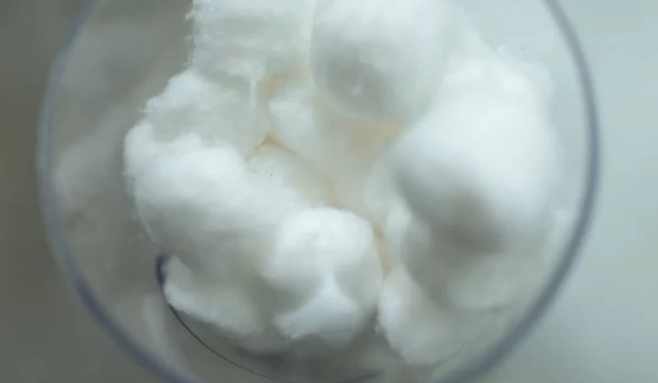 玻璃杯中的柔软棉球特写