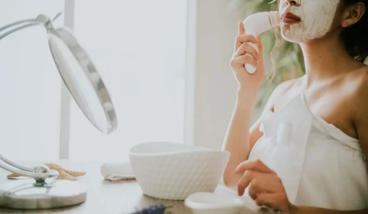 女性使用洁面仪涂抹面膜特写