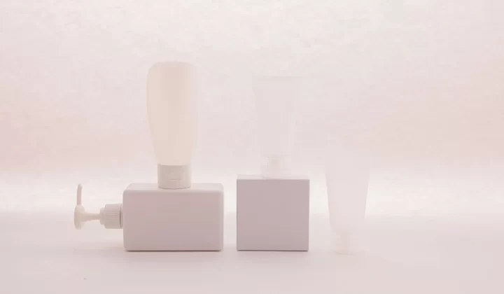 白色极简化妆品容器摆放,柔和背景