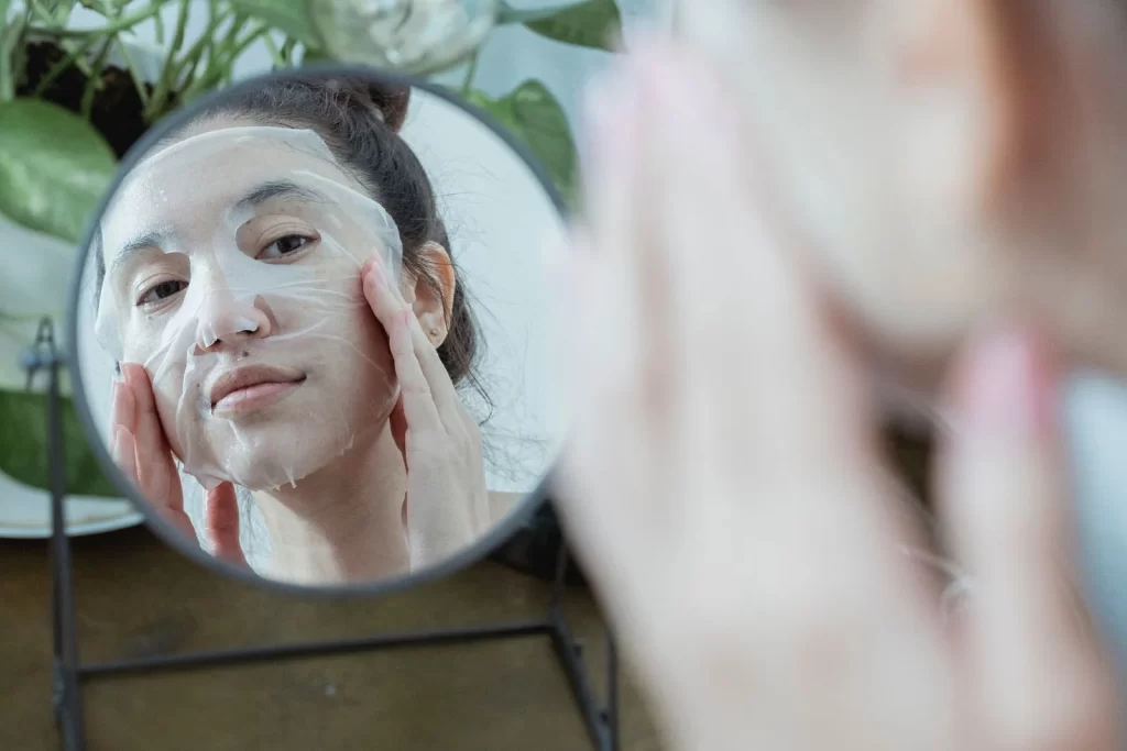 女性对镜敷面膜进行护肤