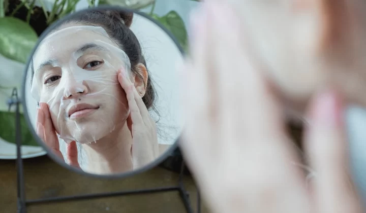 女性对镜敷面膜进行护肤