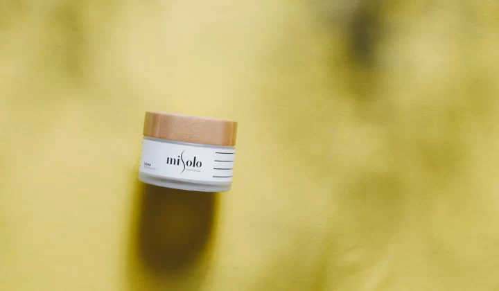 护肤霜罐子放在明黄色背景上