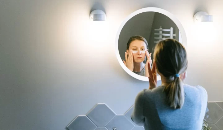 女性在浴室涂抹眼部贴片护肤
