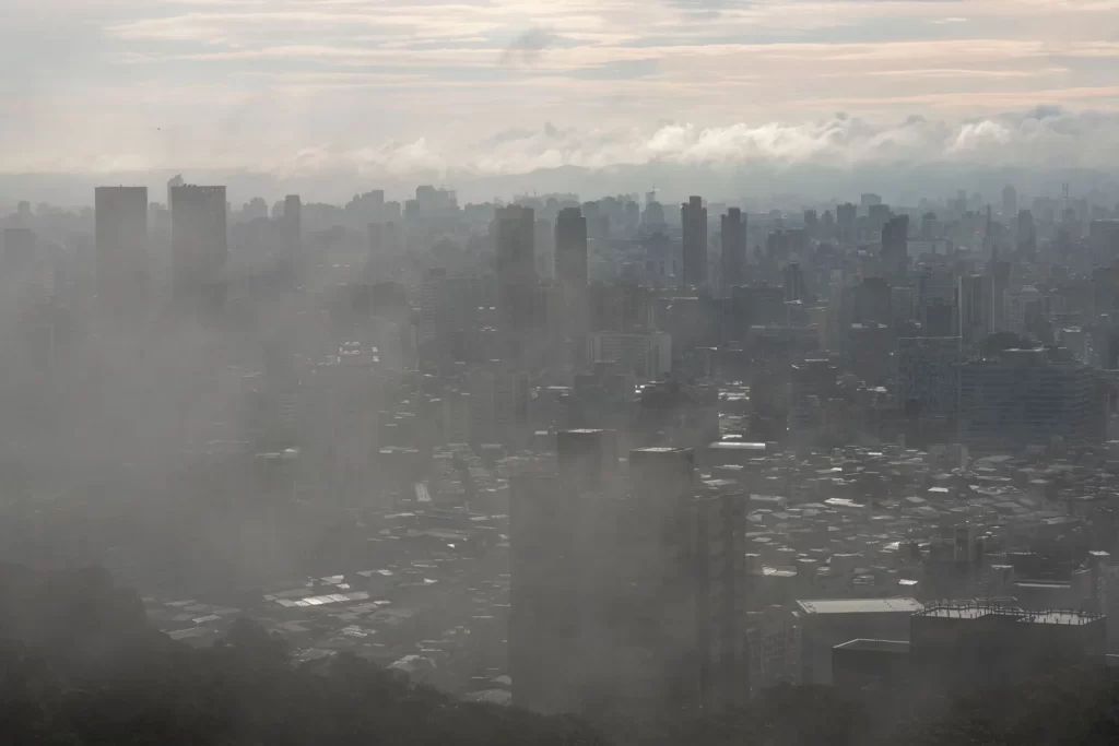 城市天际线笼罩在雾霾中,氛围朦胧