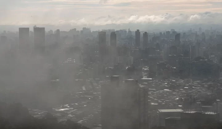 城市天际线笼罩在雾霾中,氛围朦胧