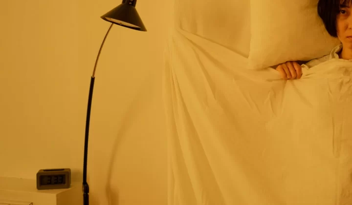 女性深夜醒着躺在床上,失眠状态