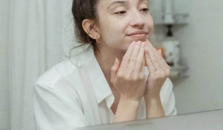 女性对镜涂抹面霜,享受护肤流程