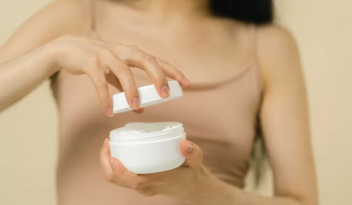 女性双手打开面霜罐子特写