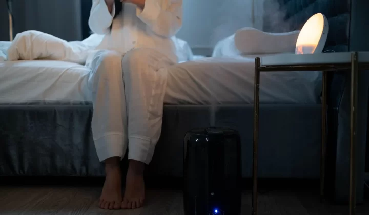 卧室内加湿器水雾在柔和灯光下弥漫